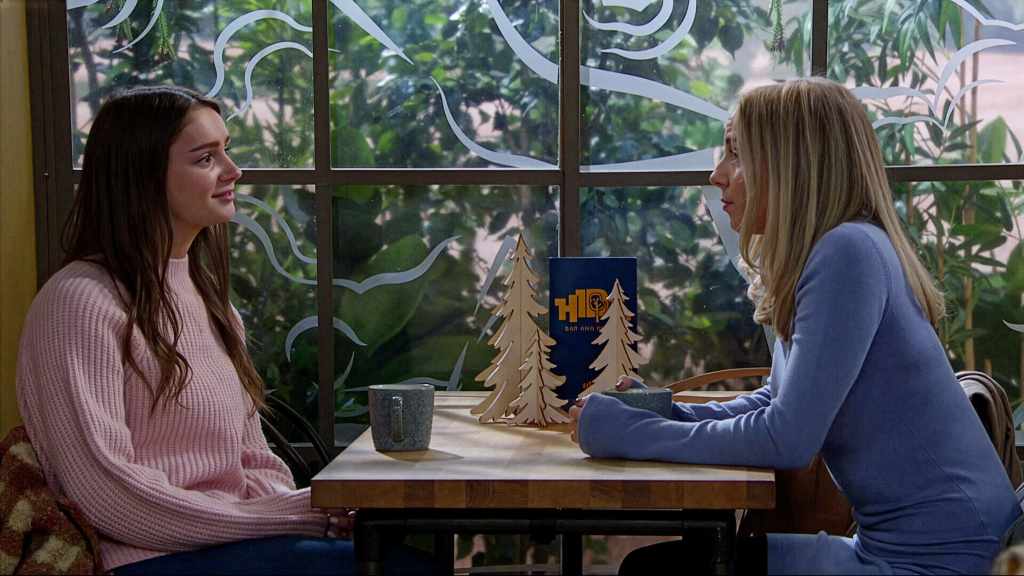 Sarah enlists Belle for help in Emmerdale